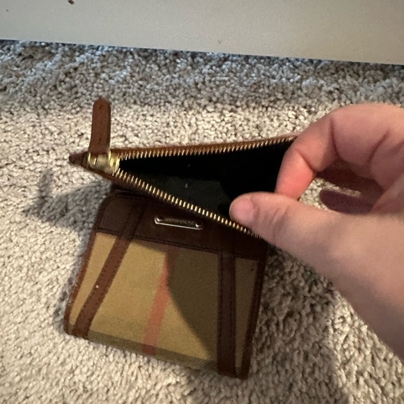 Burberry women’s small folding canvas house check - Picture 3 of 4